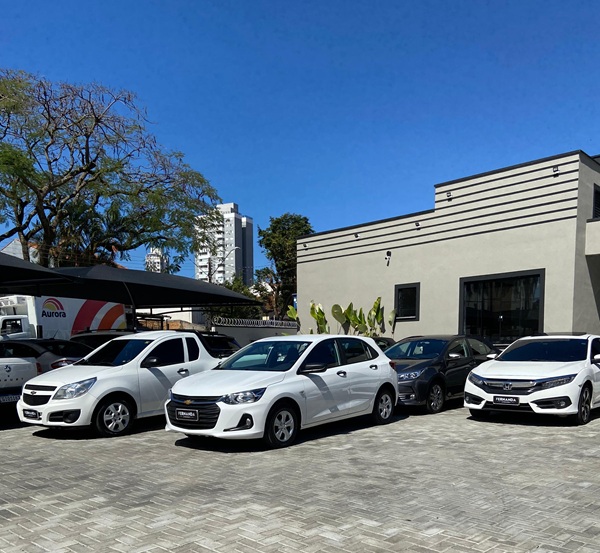 Pátio e estoque da Fernanda Automóveis